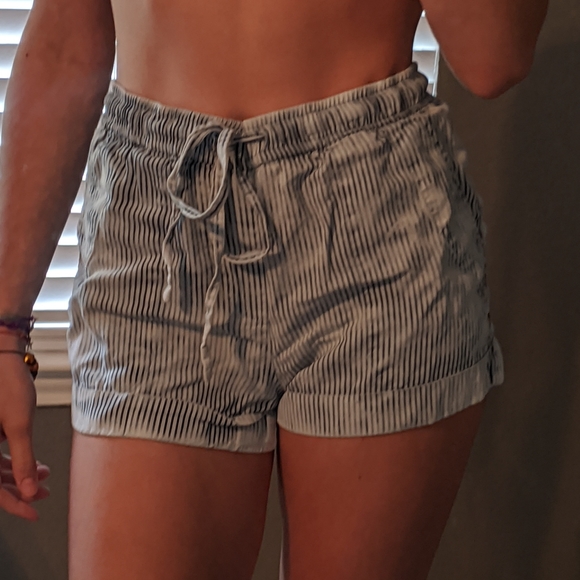 Striped linen shorts - Picture 2 of 3
